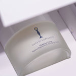 Primo piano del vasetto di Global Lux Cream, crema viso rigenerante antietà